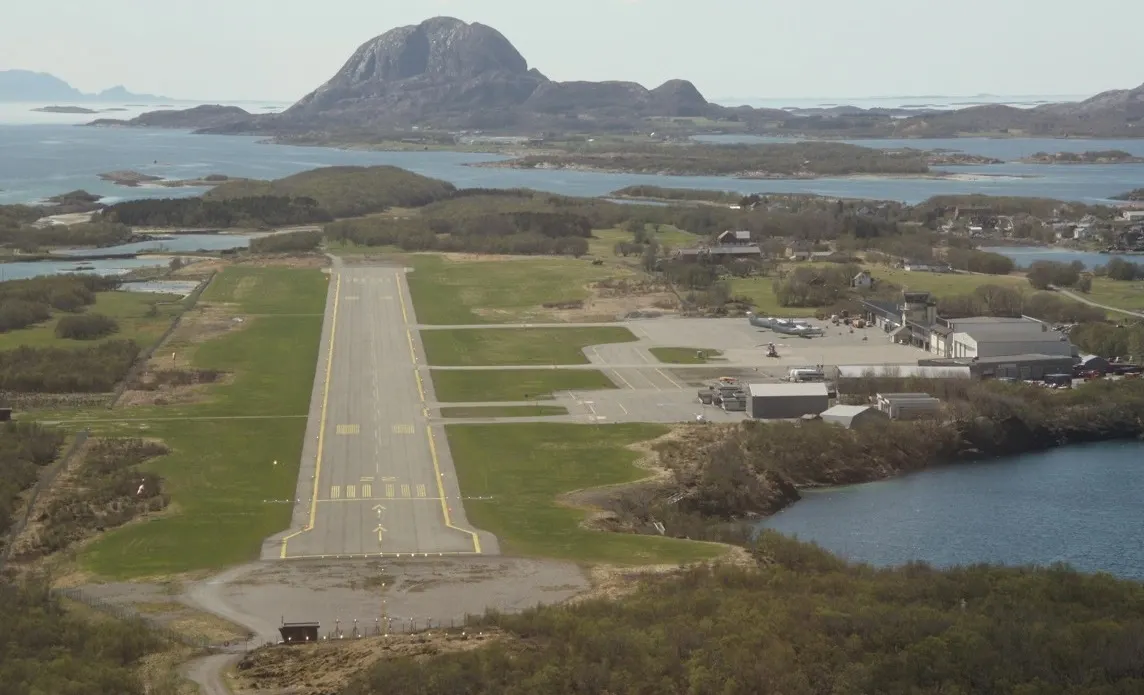 De landingsbaan vanuit de lucht, met de Torghatten in de verte