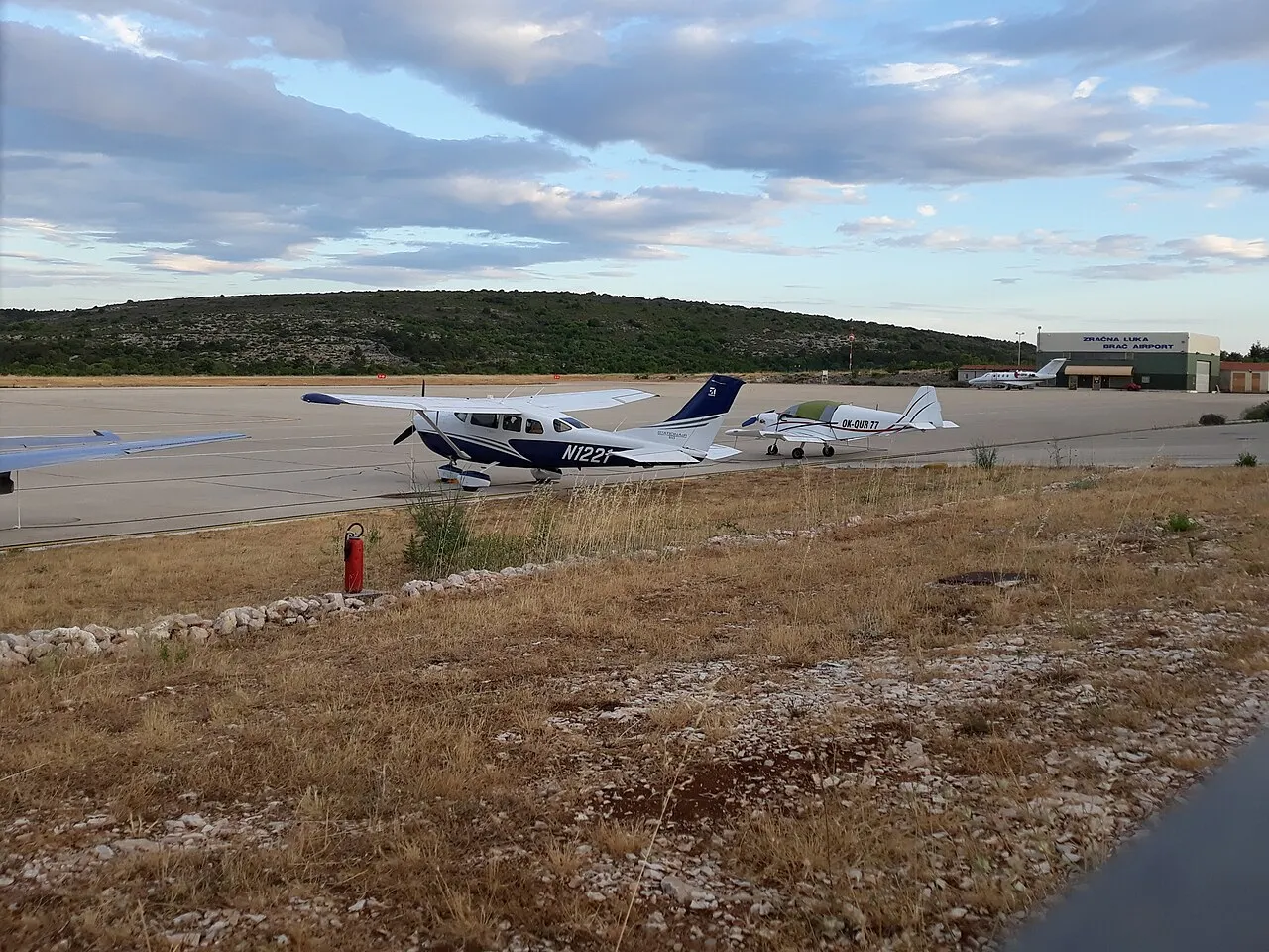 Ein Flugzeug auf dem Vorfeld