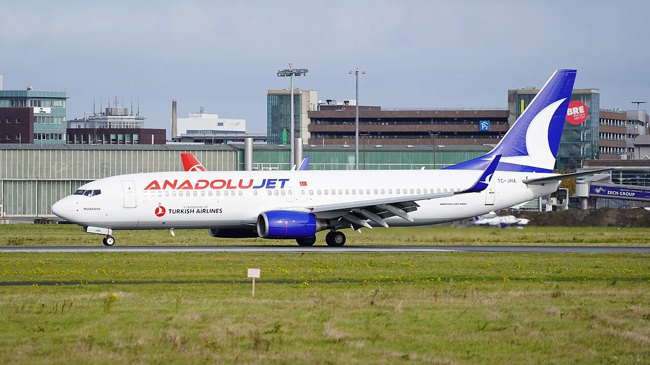 Un aereo in rullaggio davanti agli edifici dell'aeroporto