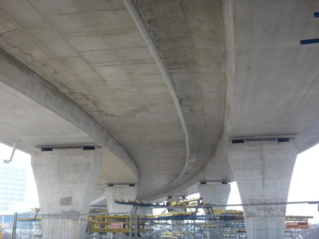 Der Gehweg zum Terminal 2