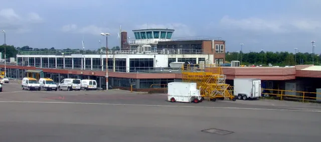 Terminal i wieża kontrolna widziane z płyty lotniska
