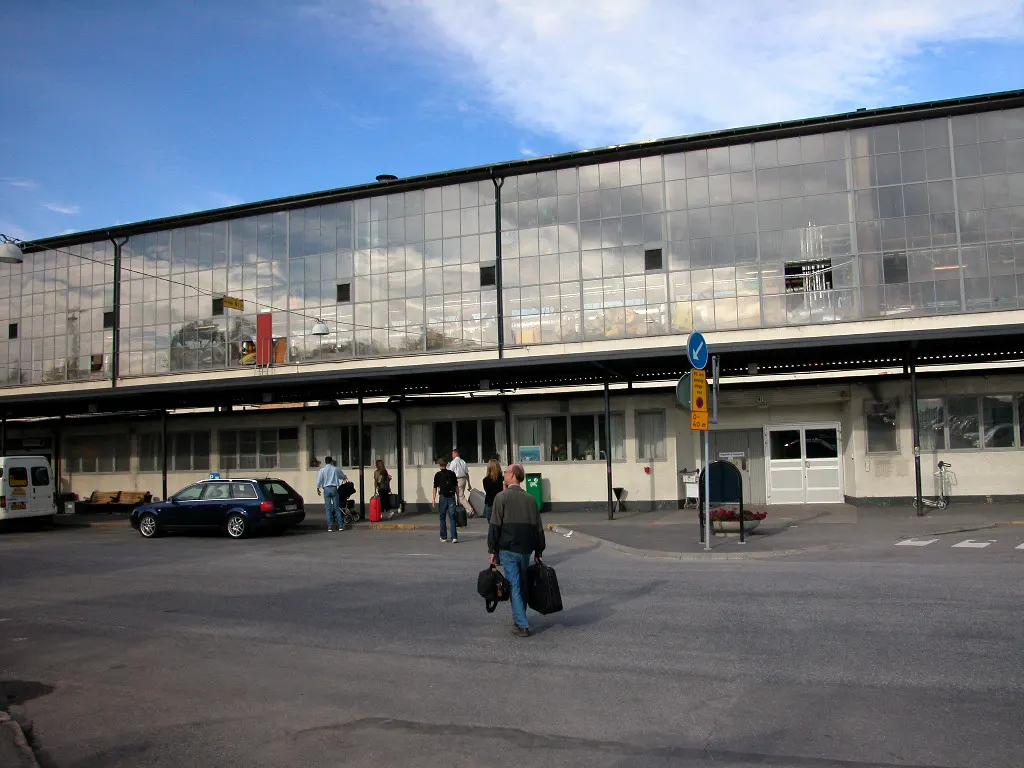 Pasajeros caminando hacia la entrada de la terminal