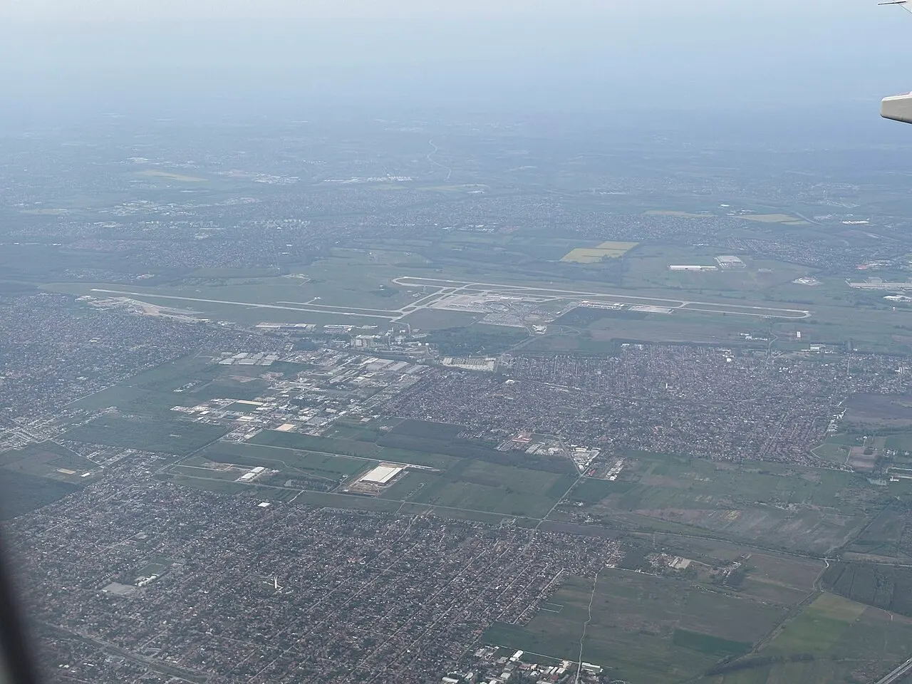 Der Flughafen und seine Pisten aus der Luft