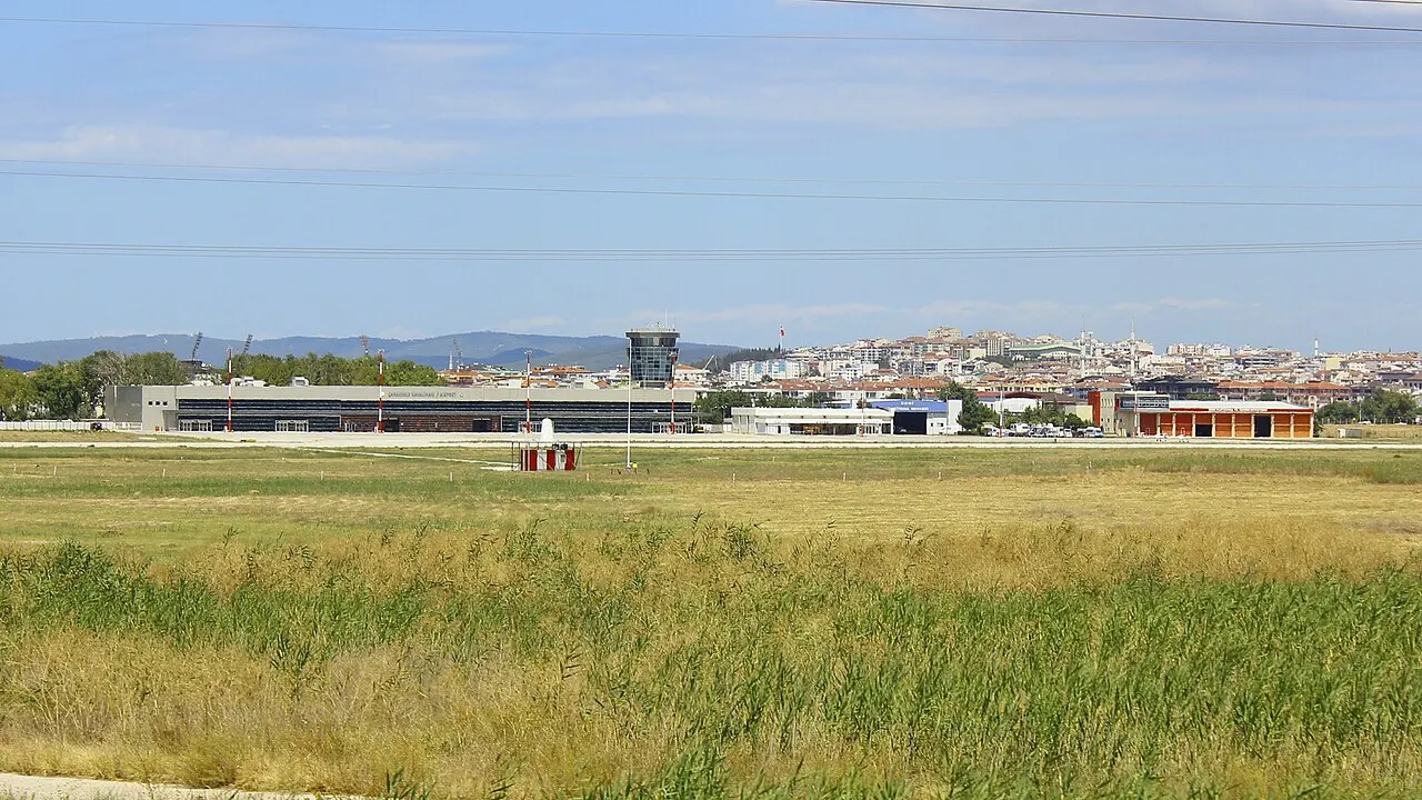 L'aeroporto visto dall'esterno, con il terminal sullo sfondo