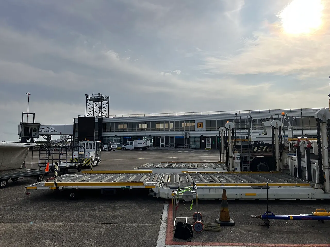 La plataforma y el lado aire de la terminal