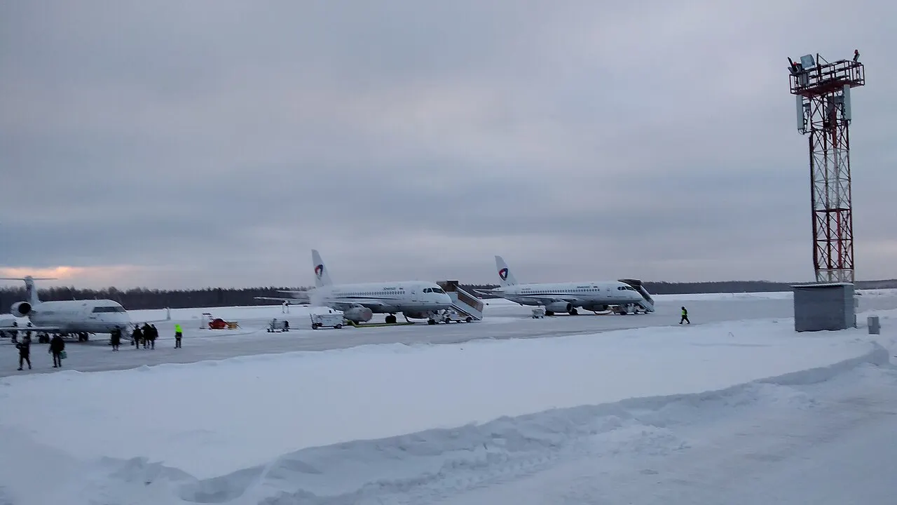 Een vliegtuig op de luchthaven van Tsjerepovets