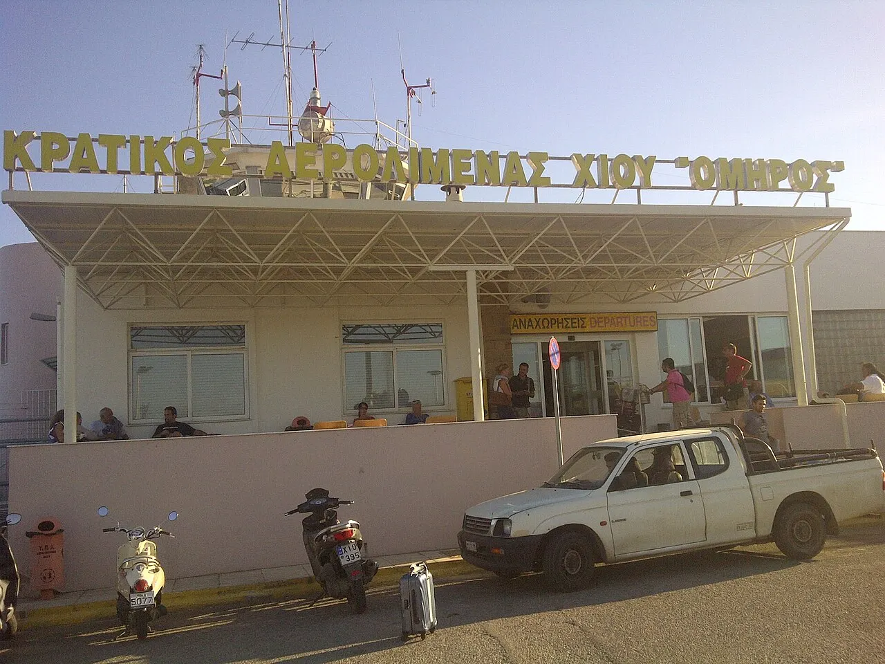Die Fassade des Flughafens Chios „Omiros“