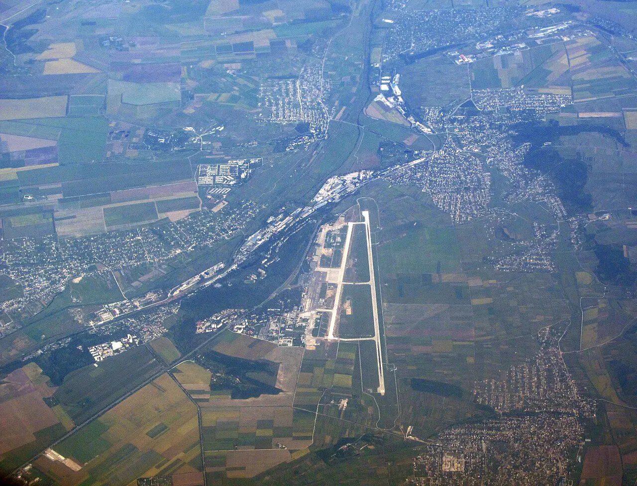 El aeropuerto desde el aire, con la pista
