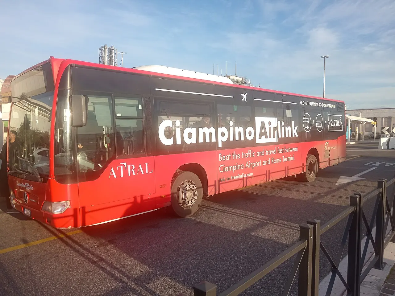 Autobus Airlink na lotnisku, w drodze do centrum Rzymu