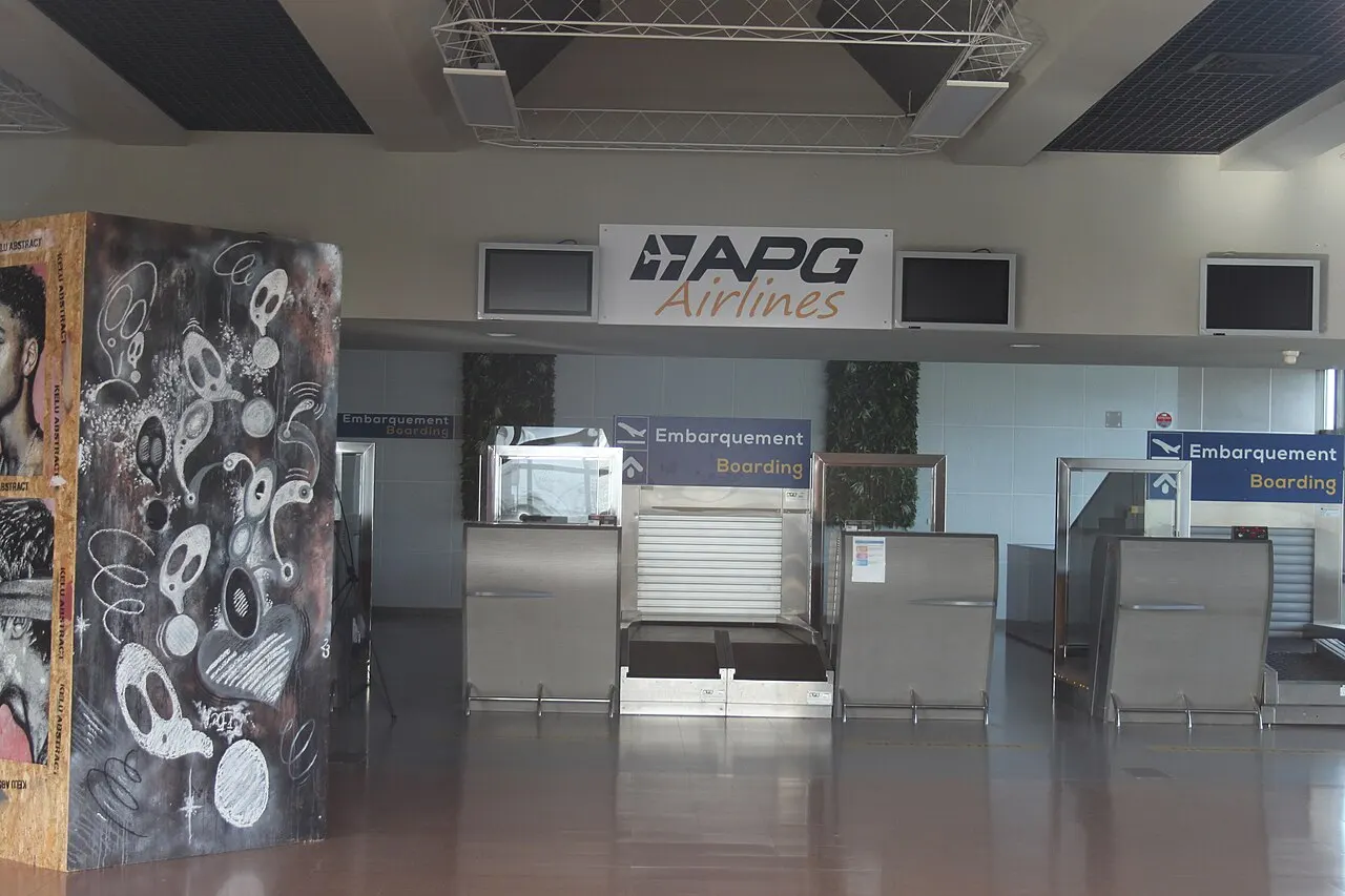 Banco del check-in di APG Airlines nel terminal