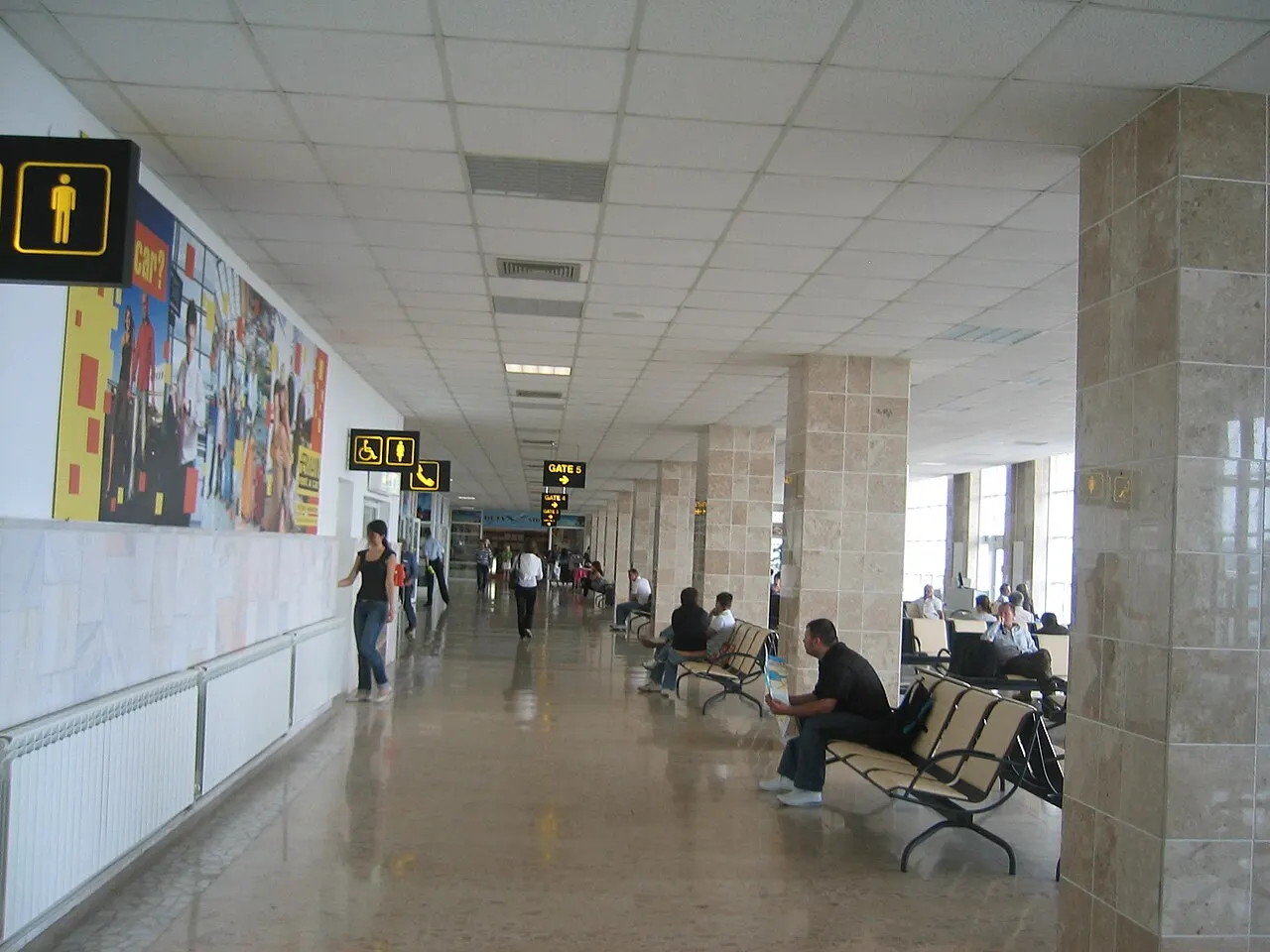 Sala de espera en el interior de la terminal