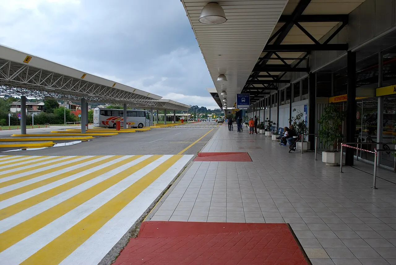Il piazzale del terminal, con gli autobus