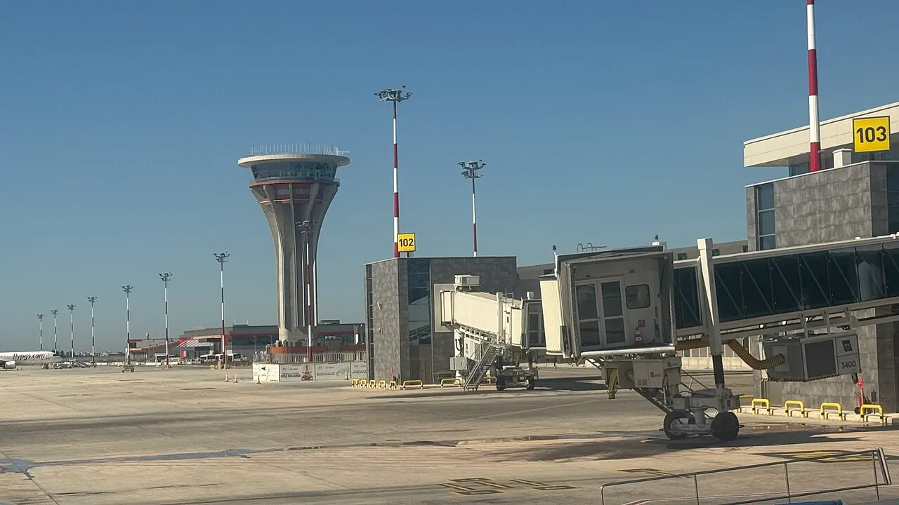 Un gate con finger e la torre di controllo