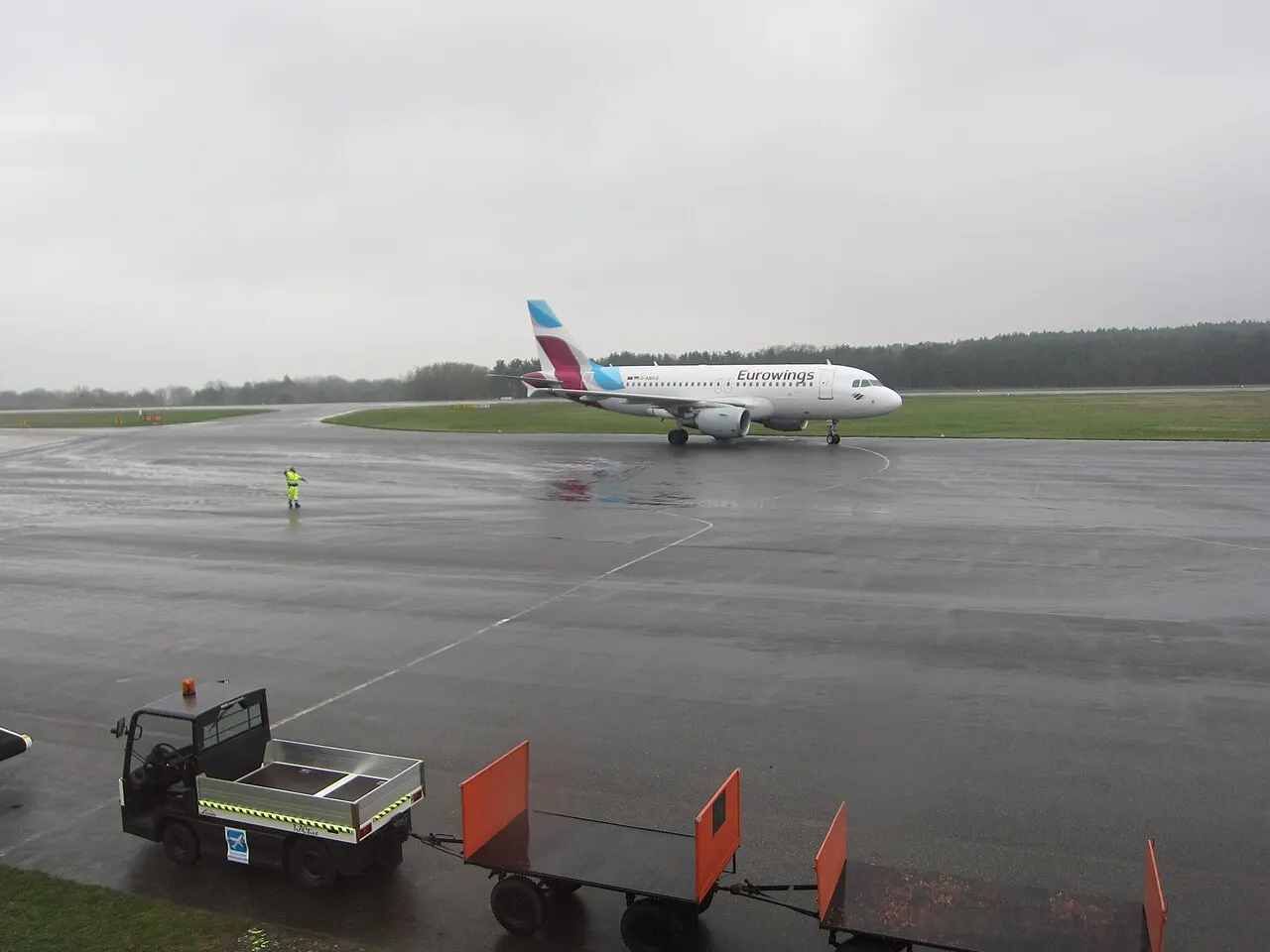 Een Airbus A319 taxiet over het platform
