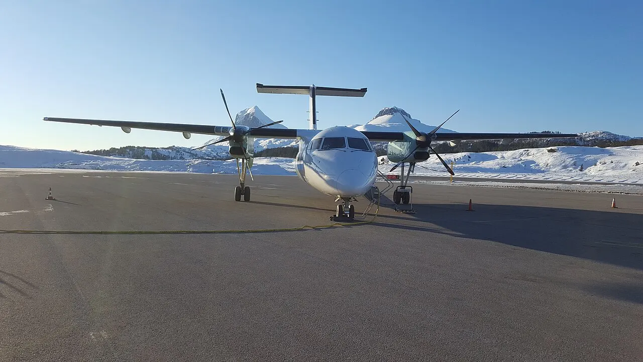Dash 8 linii Widerøe na płycie lotniska
