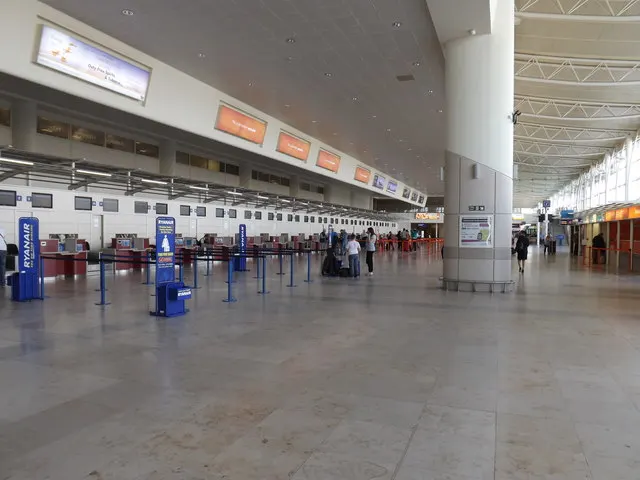 A zona de check-in no interior do terminal