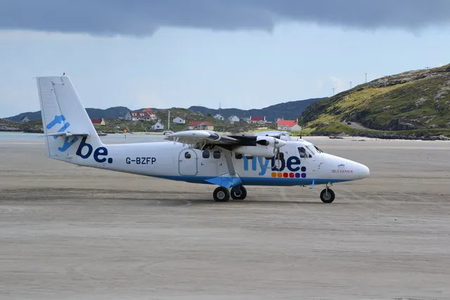 Eine Twin Otter mit Propellerantrieb am Flughafen