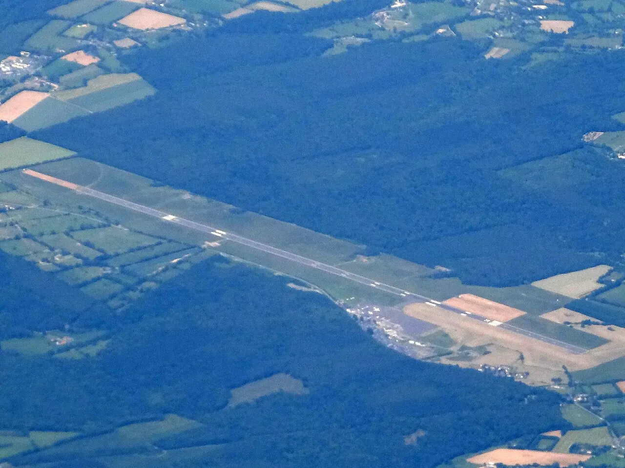 Vue aérienne de la piste au milieu des bois