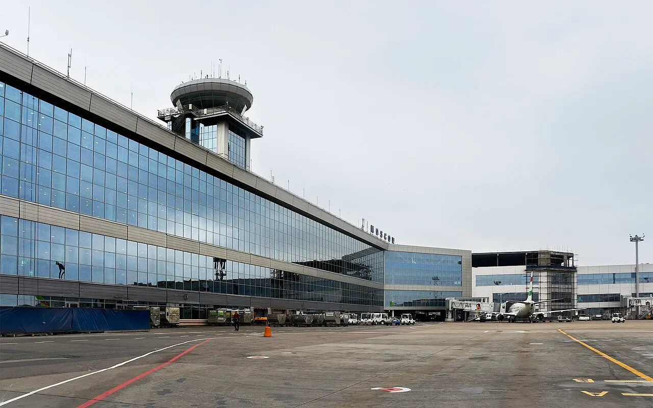 L'edificio del terminal e la torre di controllo