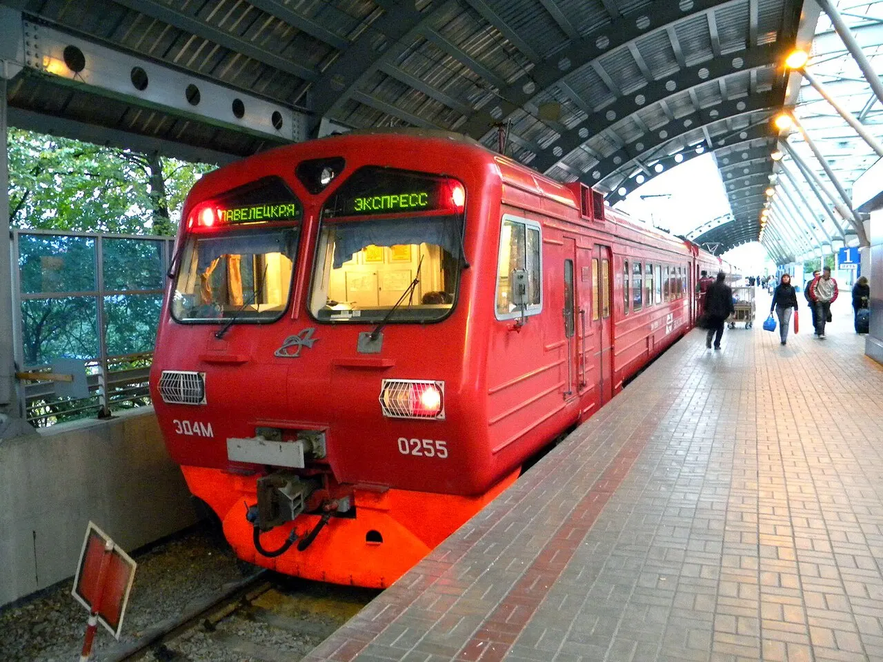Un treno Aeroexpress alla stazione dell'aeroporto