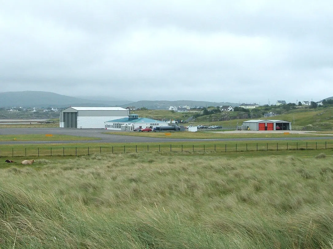 O aeroporto visto das dunas da costa