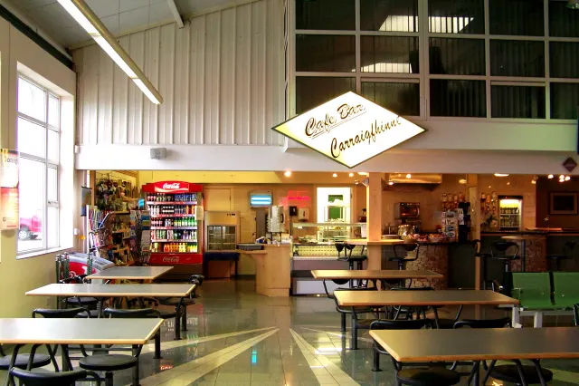 O interior do terminal, com o café