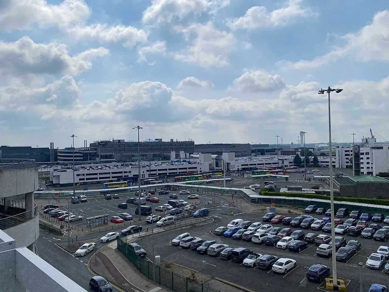 Die Gebäude von Terminal 1 und der Parkplatz