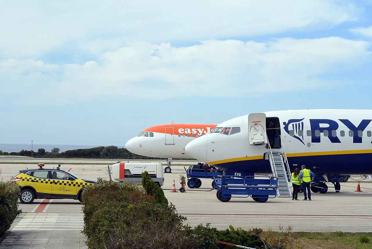 Samoloty easyJet i Ryanair na płycie lotniska