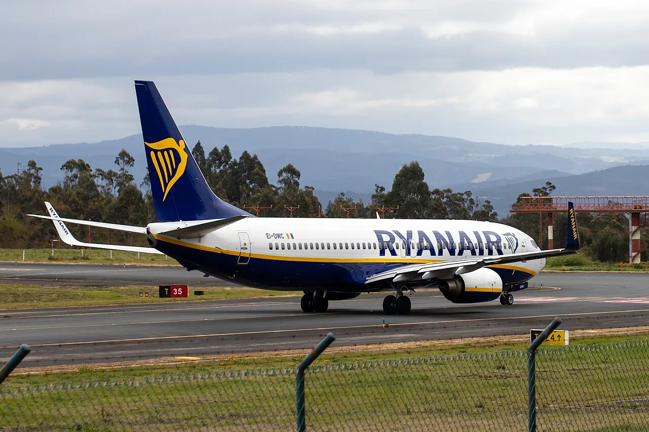 Ein Flugzeug beim Rollen, im Hintergrund die galicischen Hügel