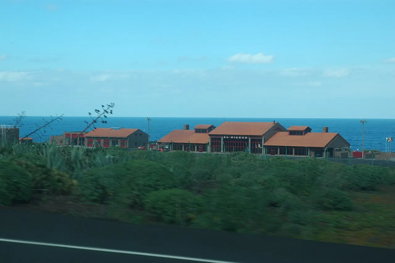 Die Flughafengebäude am Meer