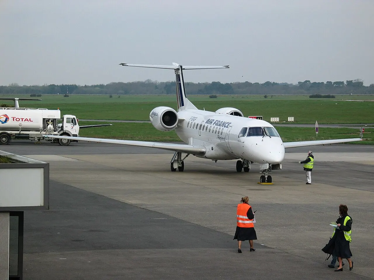Un aereo regionale sul piazzale dell'aeroporto