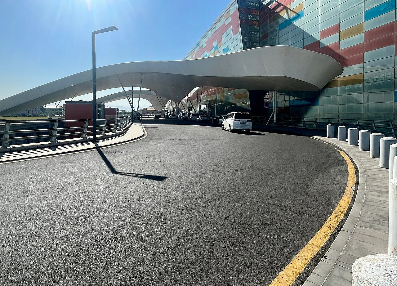 De ingang van de terminal met gebogen overkapping