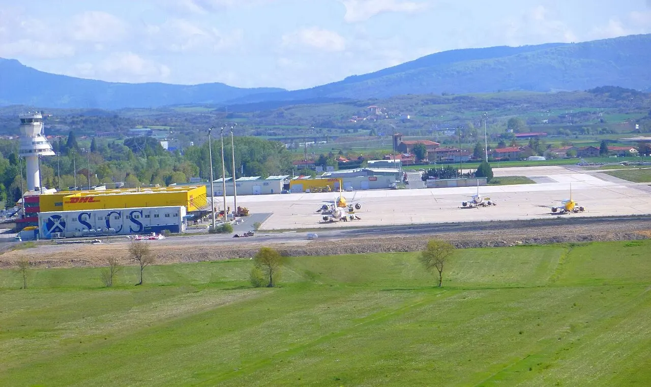 Vista del aeropuerto desde Estarrona, con la torre de control y la zona de carga