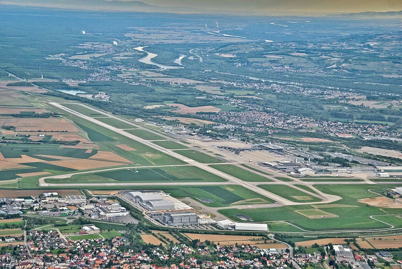 Luchtfoto van de luchthaven bij de Rijn