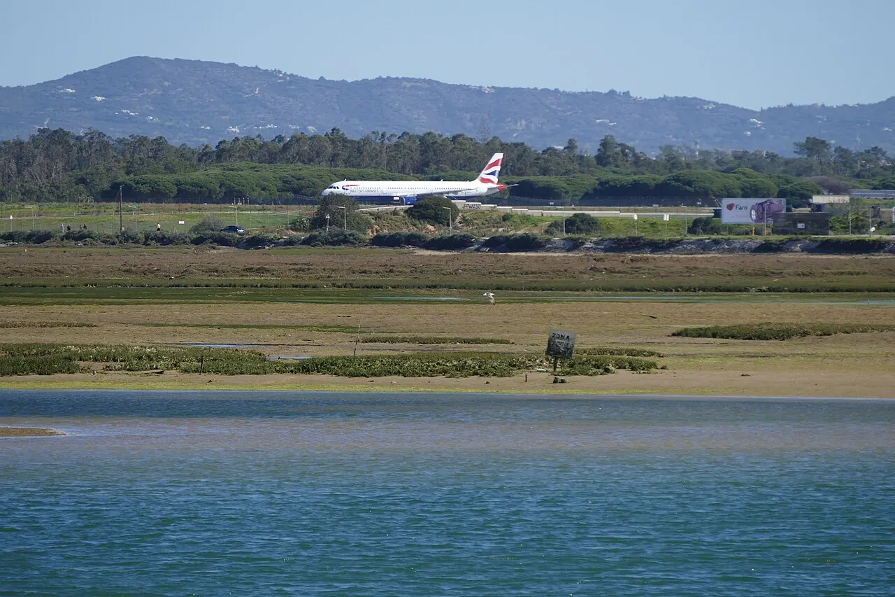 Un avión aterrizando junto a las marismas de la Ría Formosa
