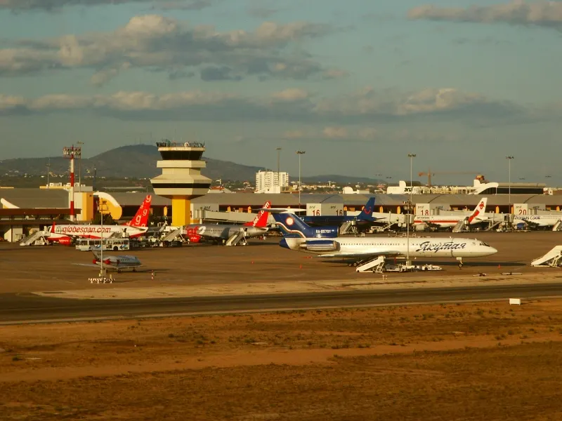 La torre de control y la plataforma de estacionamiento de aviones