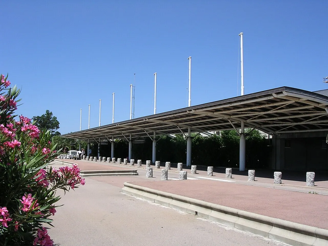Marquesina a la entrada de la terminal