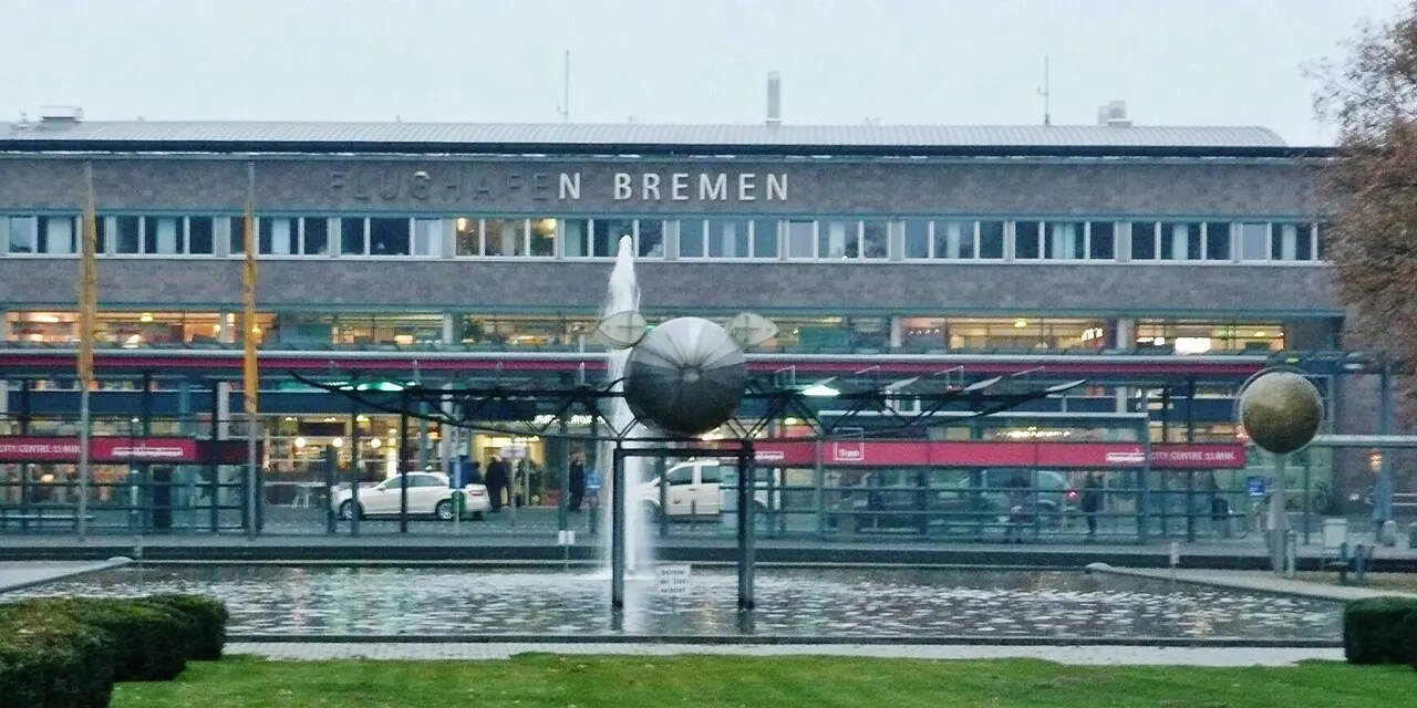 Il terminal e la fermata del tram visti dalla piazza della fontana