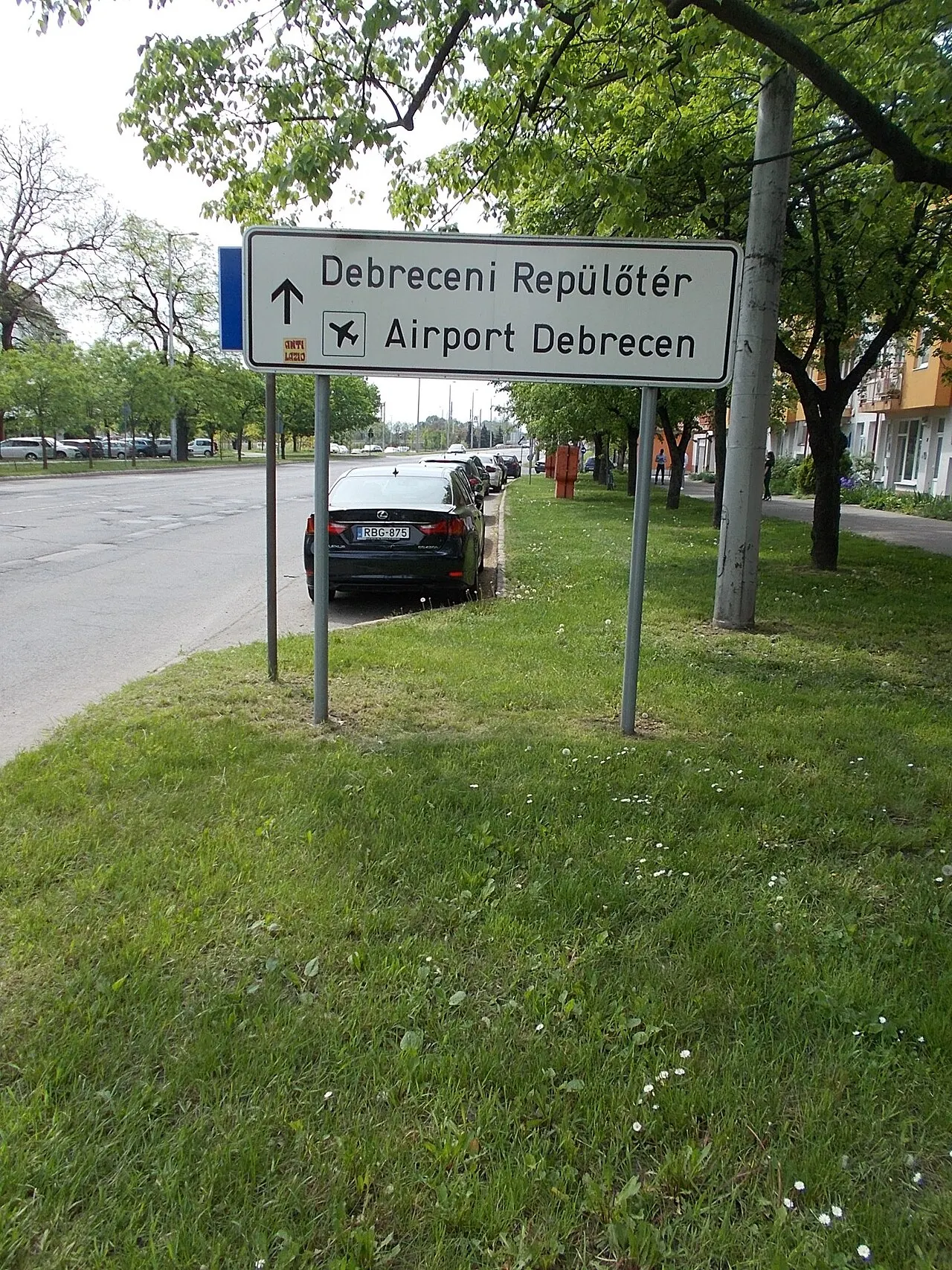 Een verkeersbord dat de weg naar de luchthaven van Debrecen wijst