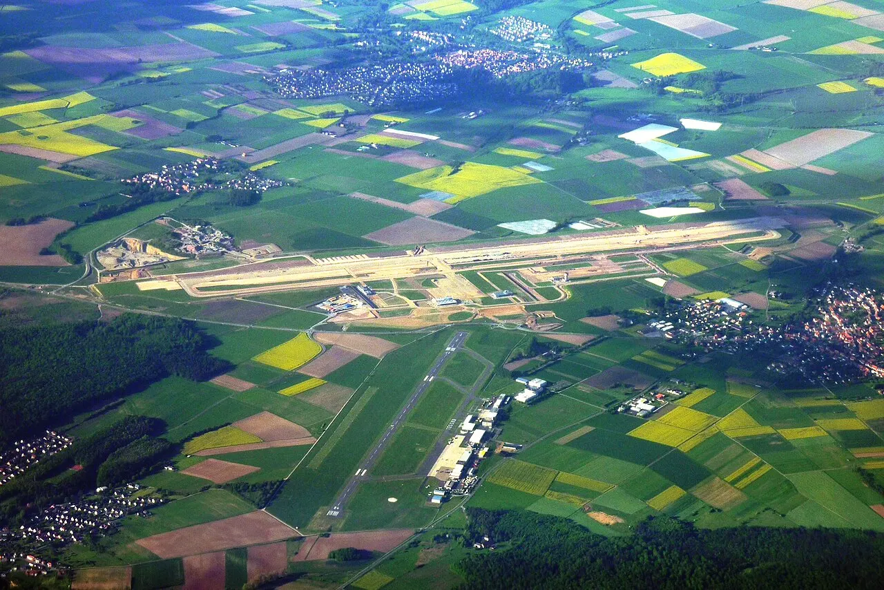 Vue aérienne de l'aéroport au milieu des champs