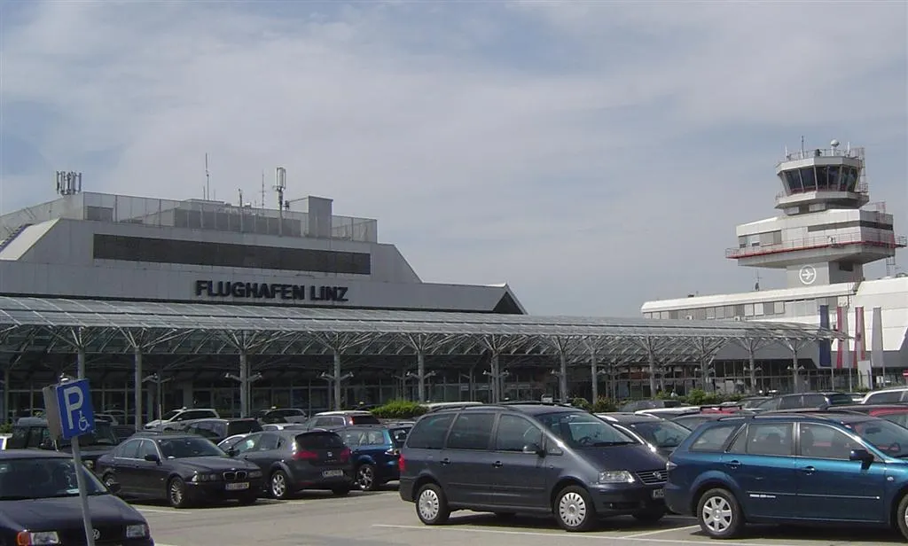 Die Fassade des Terminals mit dem Kontrollturm