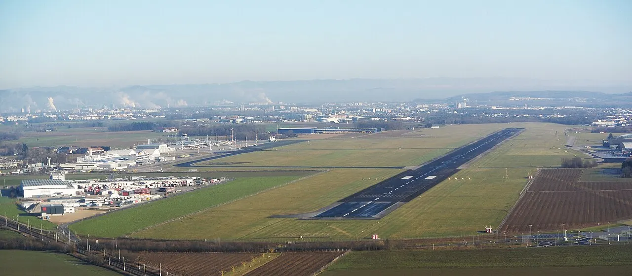 Der Flughafen und seine Piste aus der Luft