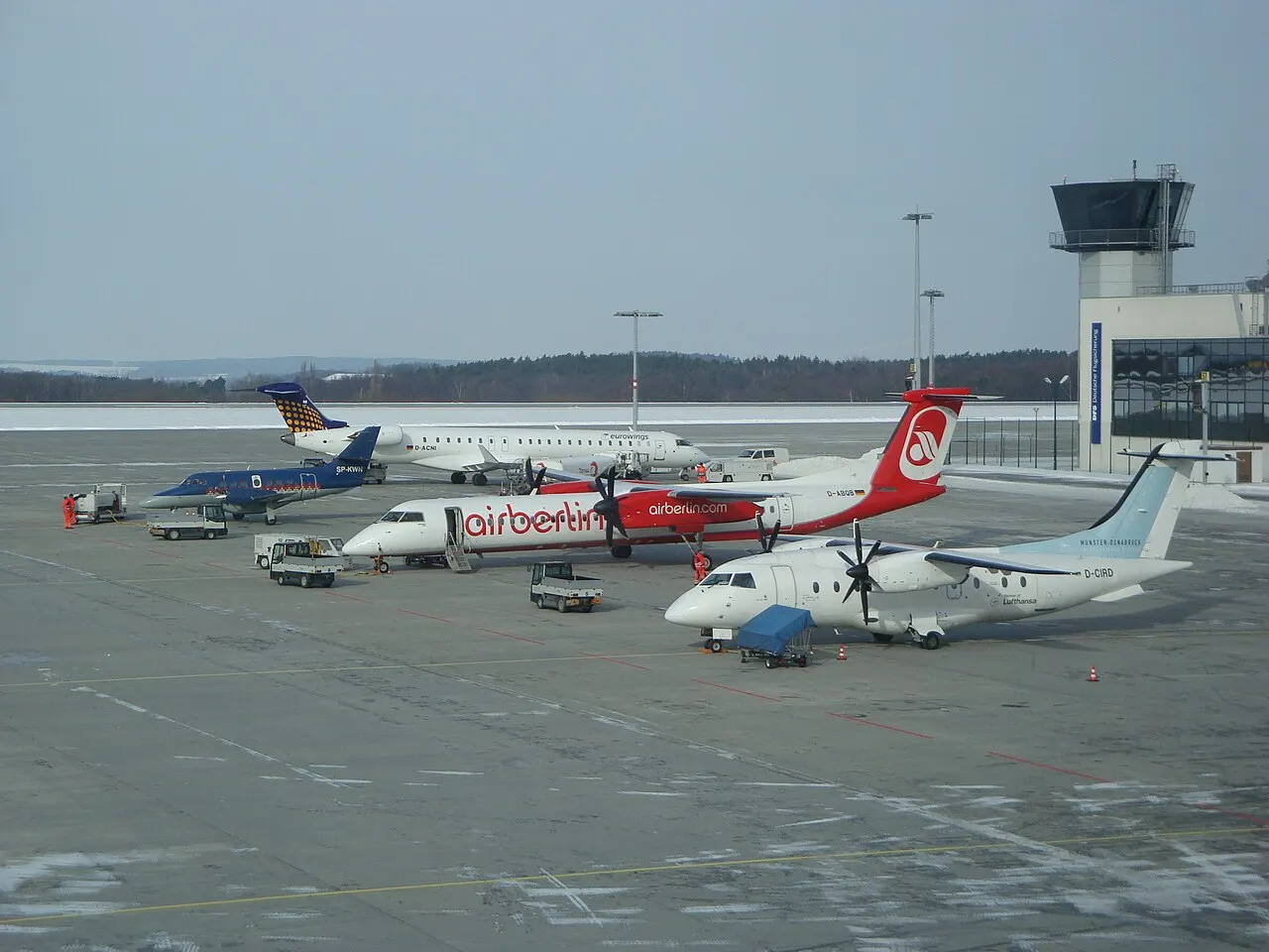 Aviones en la plataforma junto a la torre de control