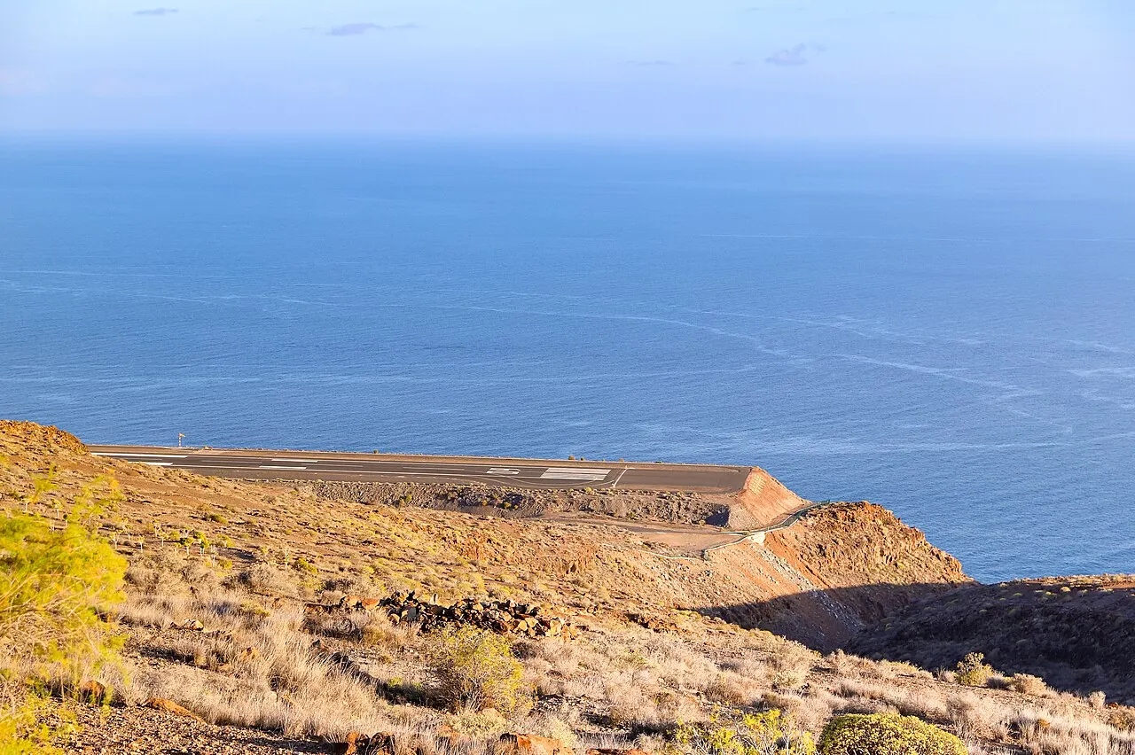 Pas startowy na klifie nad oceanem