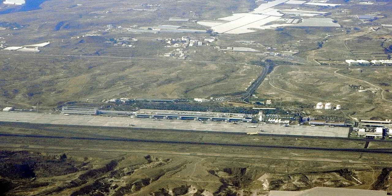 Luftaufnahme des Flughafens und seiner Landebahn