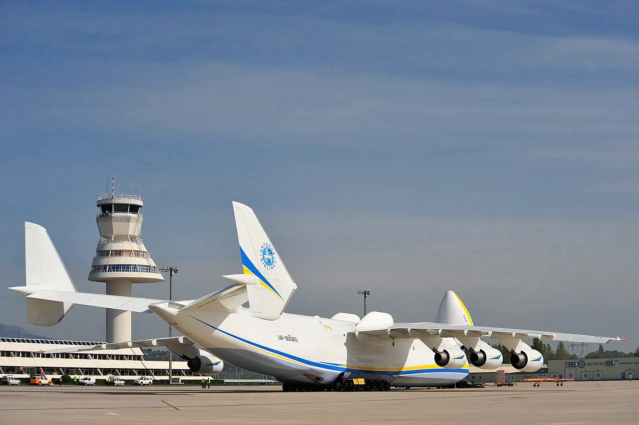 Un Antonov An-225 en la plataforma, junto a la torre de control