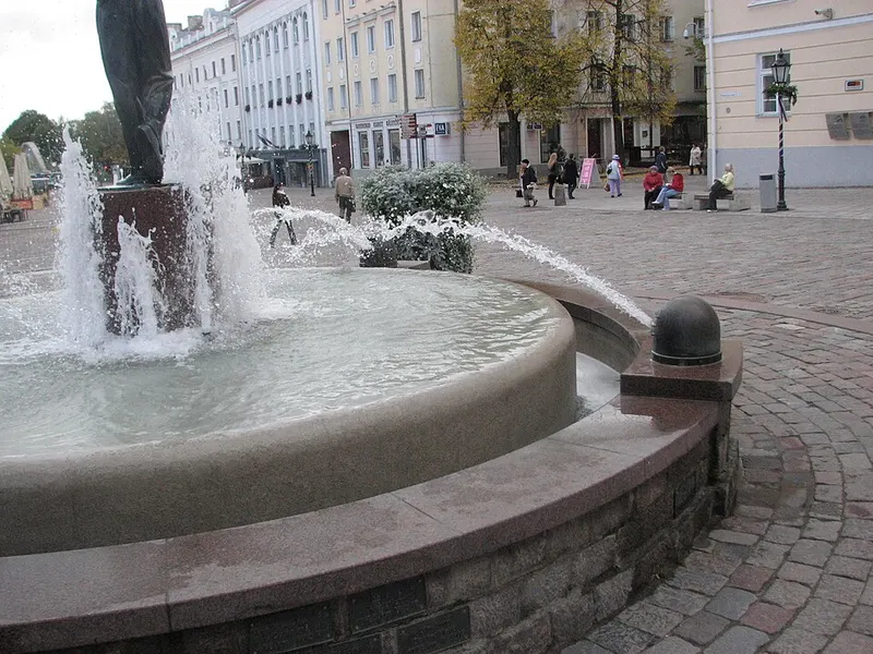 Kissing Students fountain