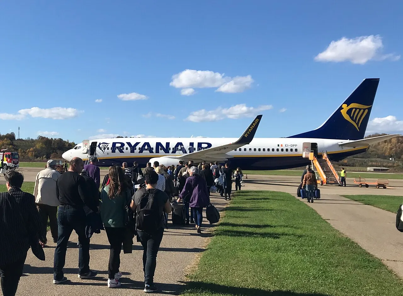 Passagiere auf dem Weg zum Flugzeug über das Vorfeld