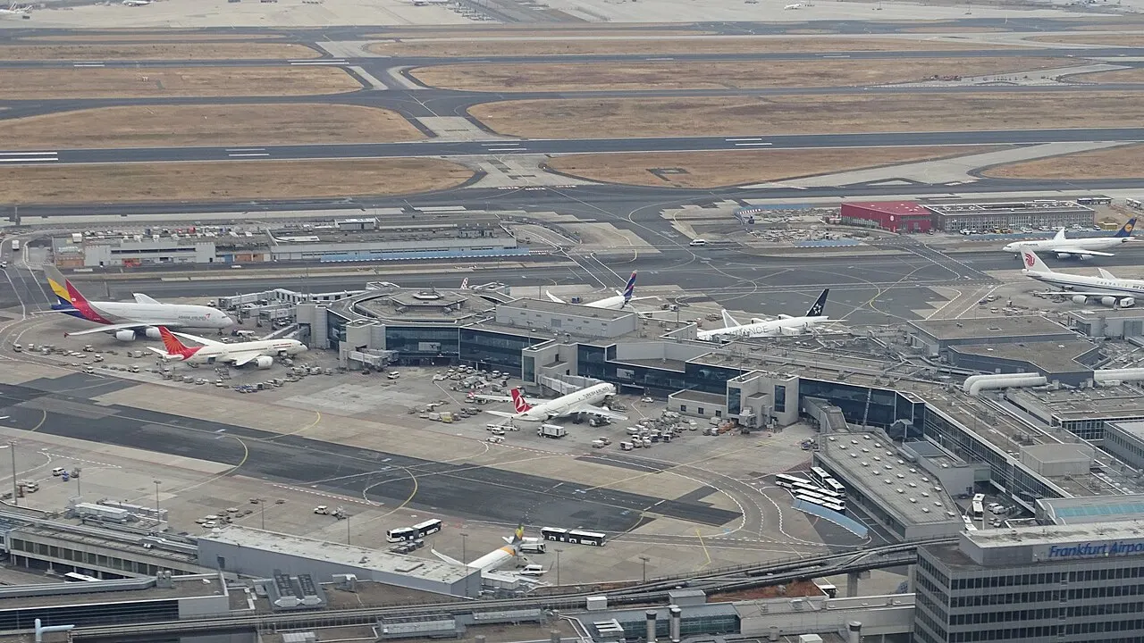 Flugzeuge an den Gates, aus der Luft gesehen