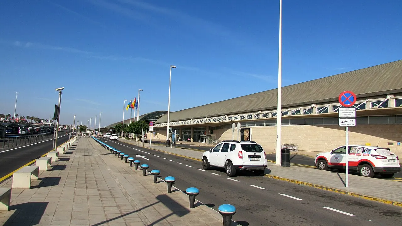 Fachada de la terminal desde la zona de salidas